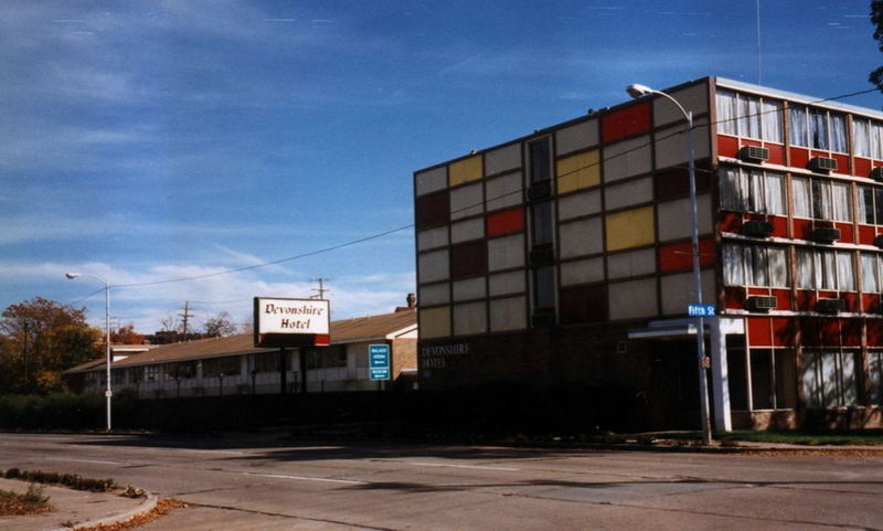 Tomahawk Motel (Devonshire Hotel, Downtowner Motor Inn) - Historical Photo